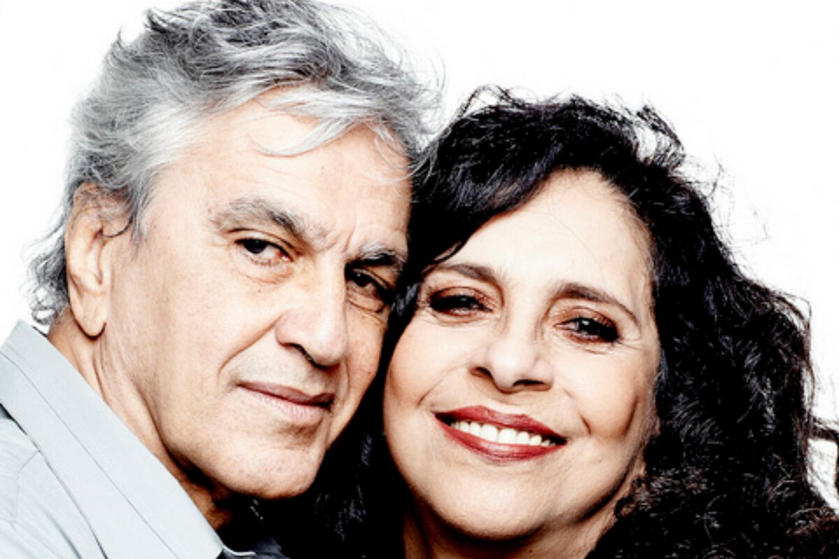 Caetano Veloso abraçado à Gal Costa