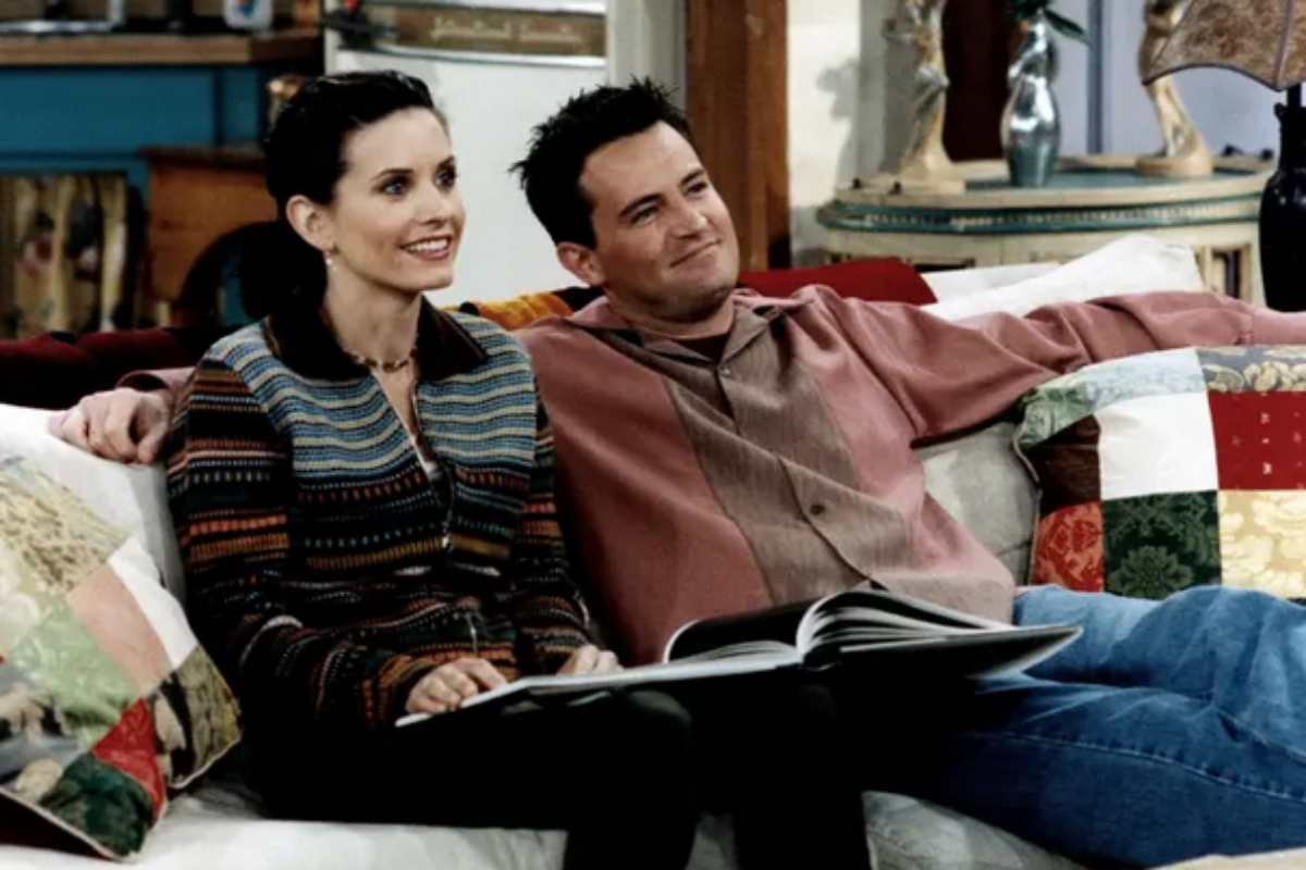 Courteney Cox, Matthew Perry em cena de Friends