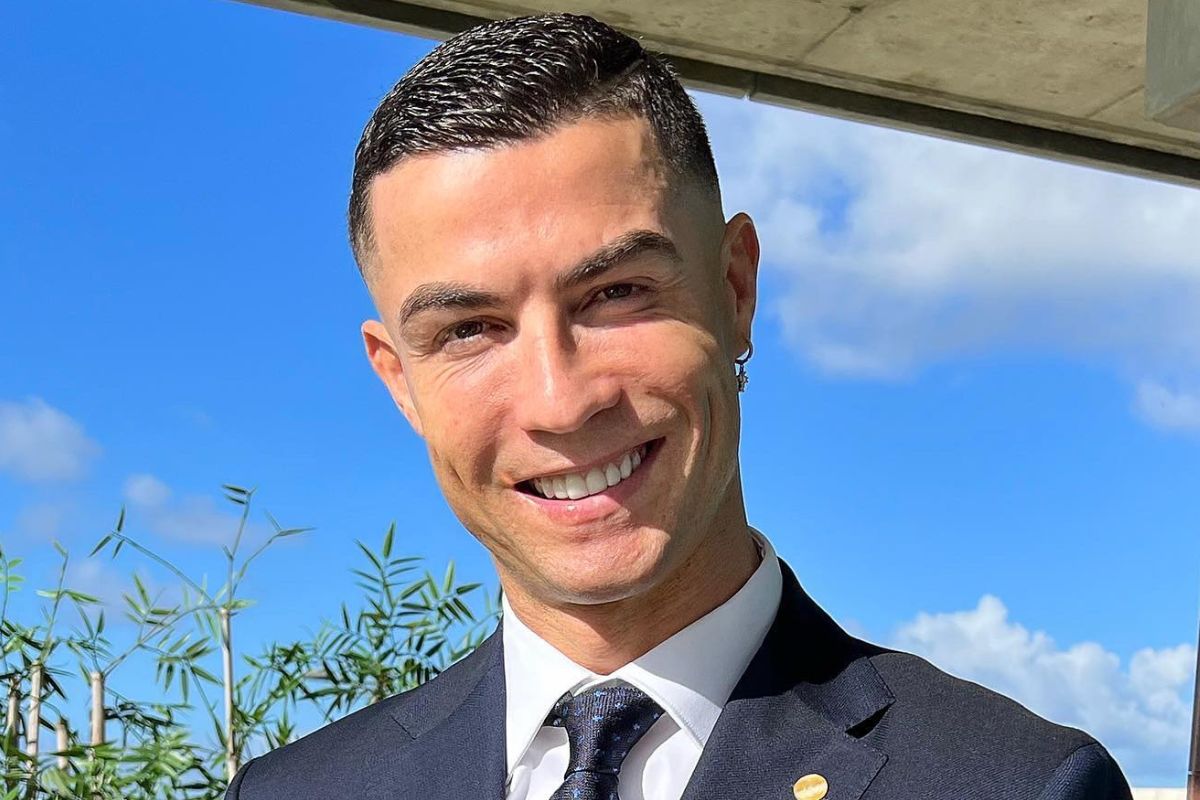 Cristiano Ronaldo sorridente, de terno