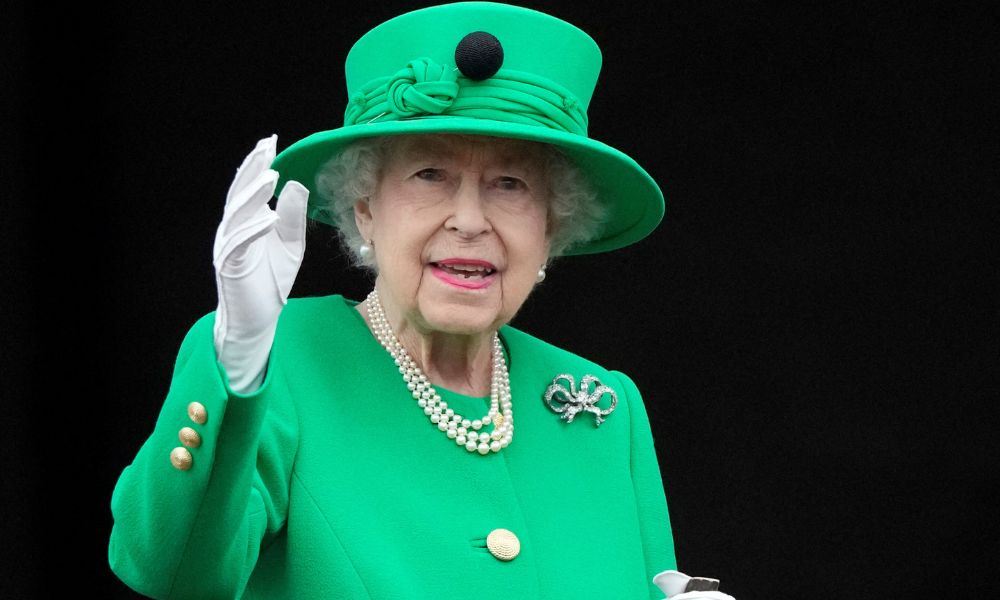 Rainha Elizabeth II tinha câncer na medula, sabia que ia morrer e usou seus últimos dias para assistir séries, diz livro