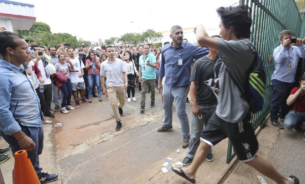 Show dos Atrasados: Web lamenta poucos atrasos no primeiro dia de ENEM