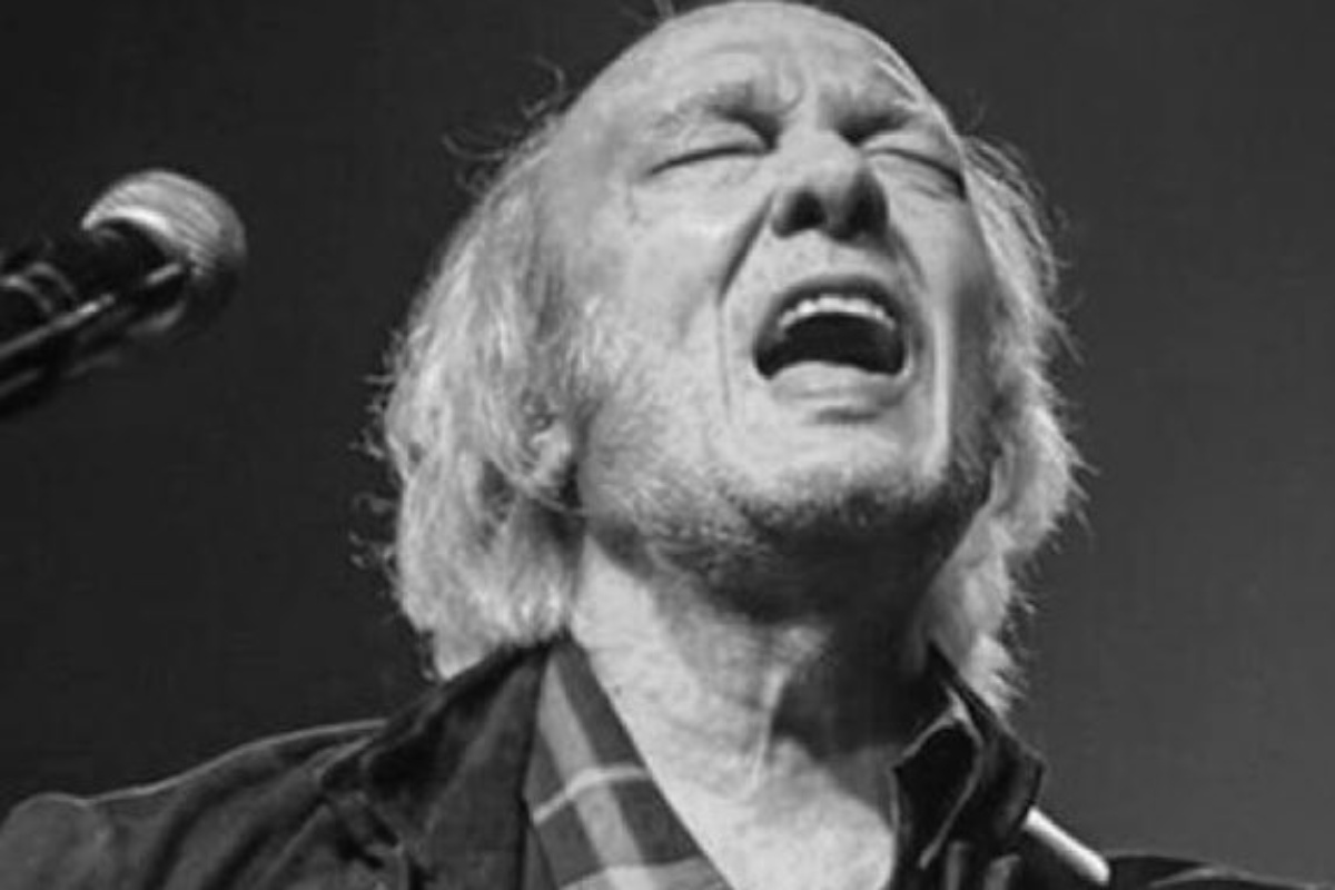 erasmo carlos cantando em foto preta e branca