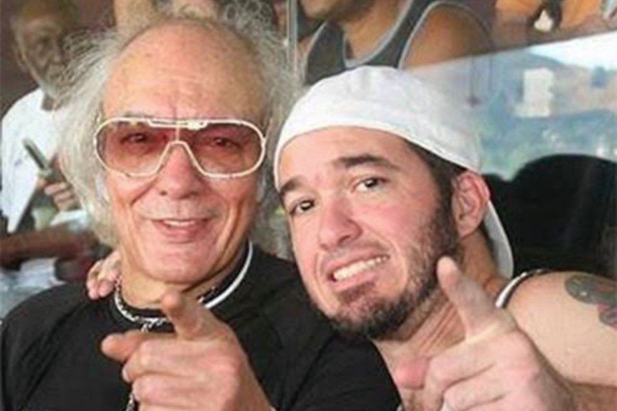 erasmo carlos posando com filho carlos em jogo de futebol