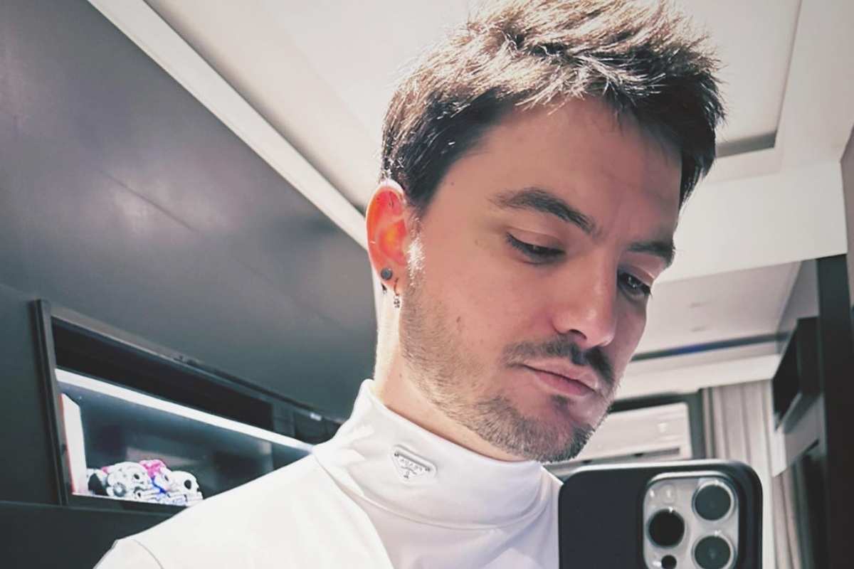 Felipe Neto posando para foto