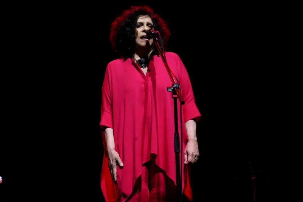 gal costa cantando no palco (2)