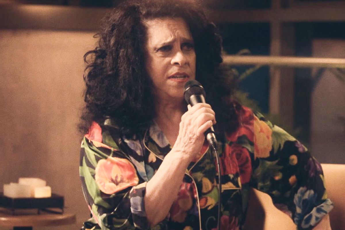 gal costa com um microfone em mãos