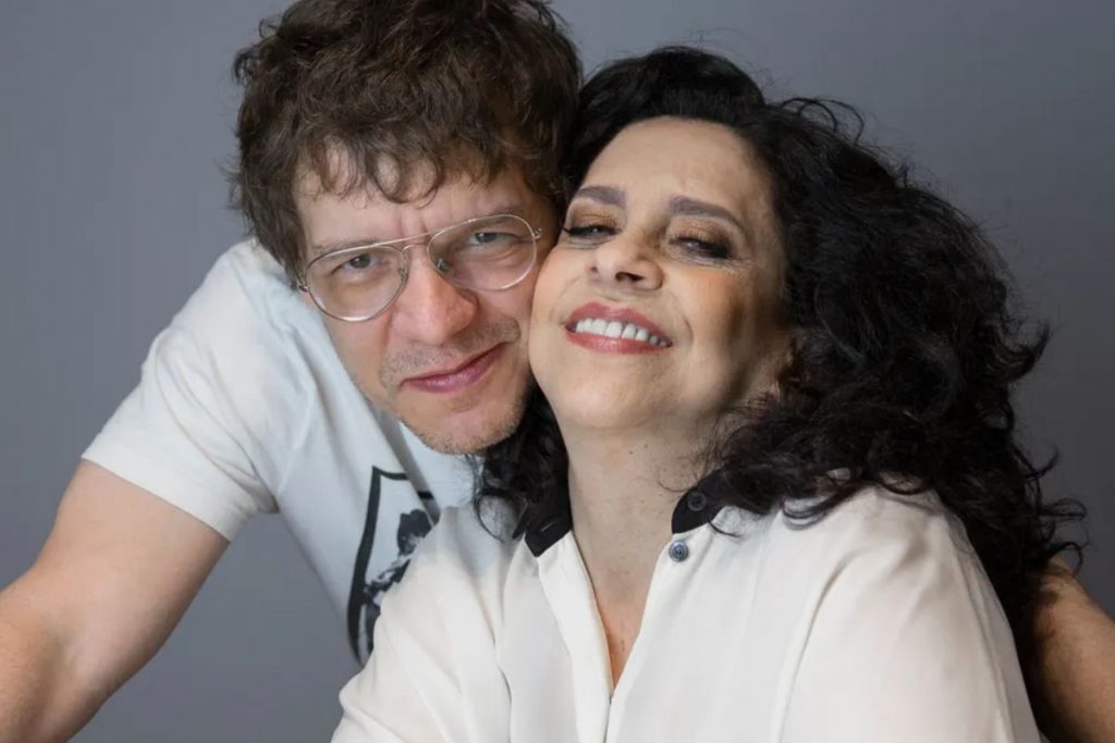 Gal Costa de rosto colado com o produtor Marcus preto