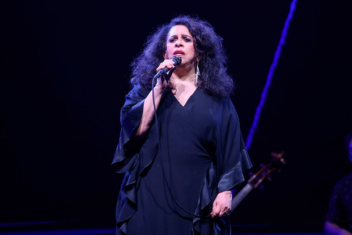 Gal Costa cantando no palco