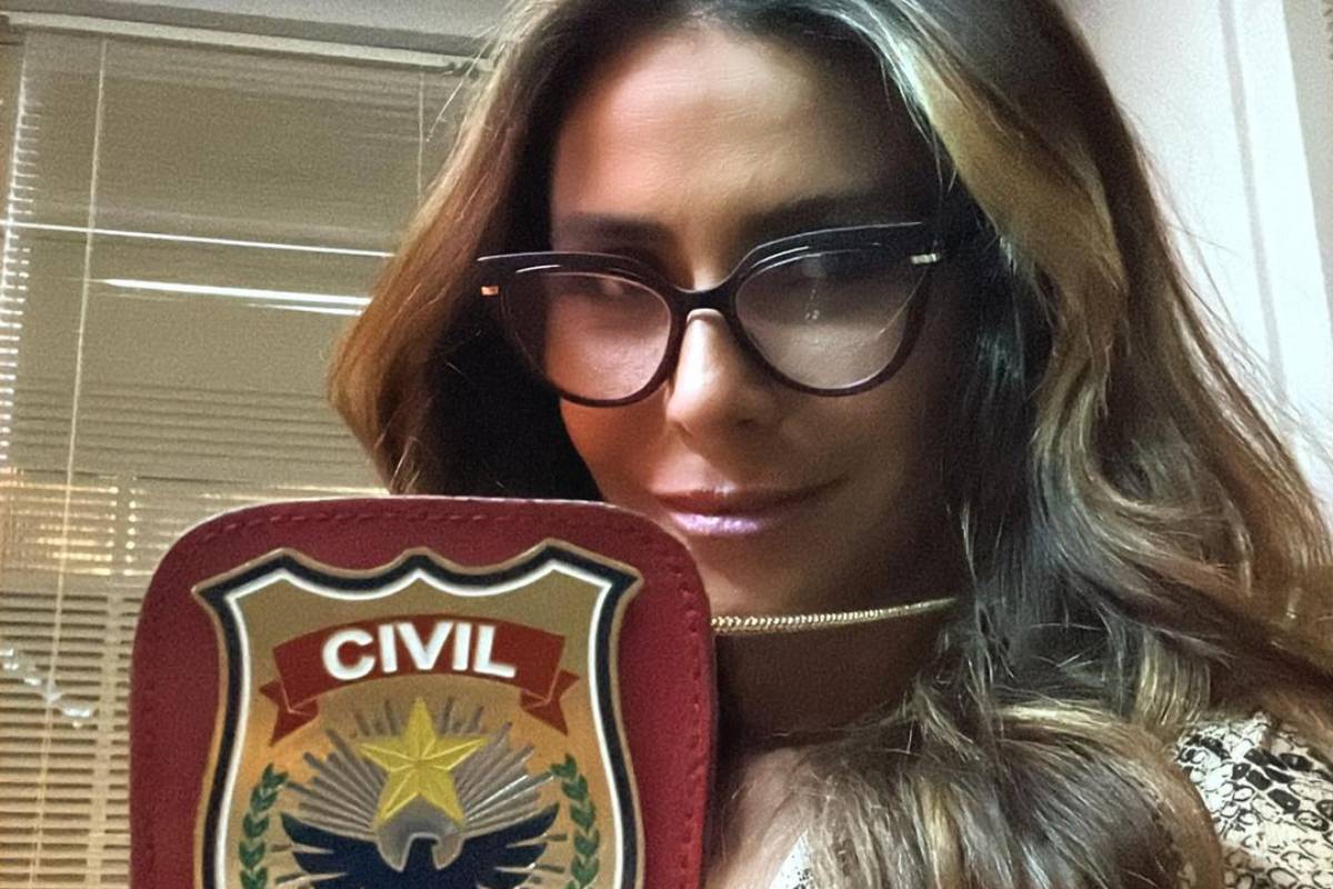 giovanna antonelli posando com distintivo de helô em travessia