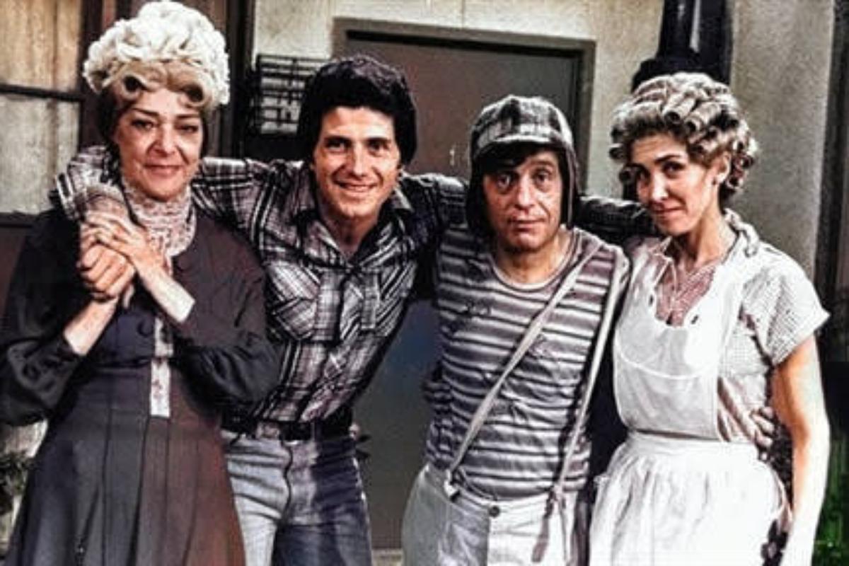 hector bonilla posando com elenco de chaves