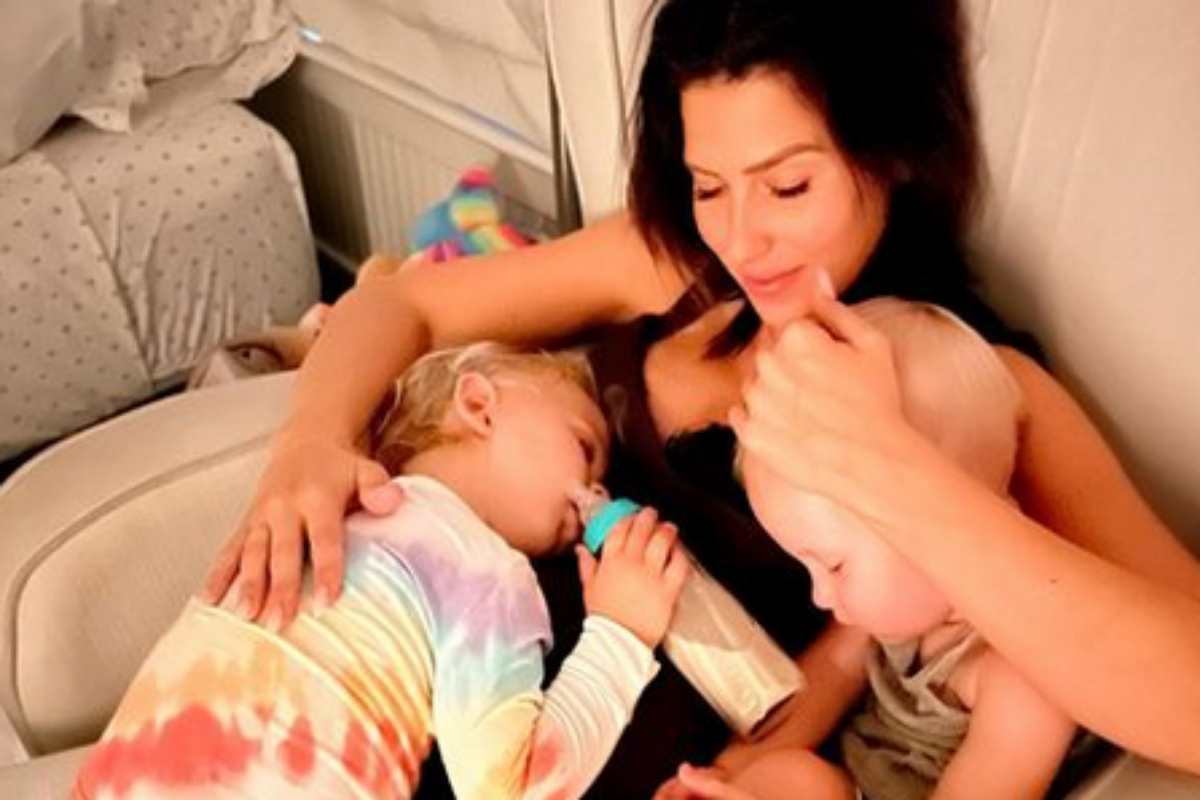 Hilaria Baldwin com os filhos