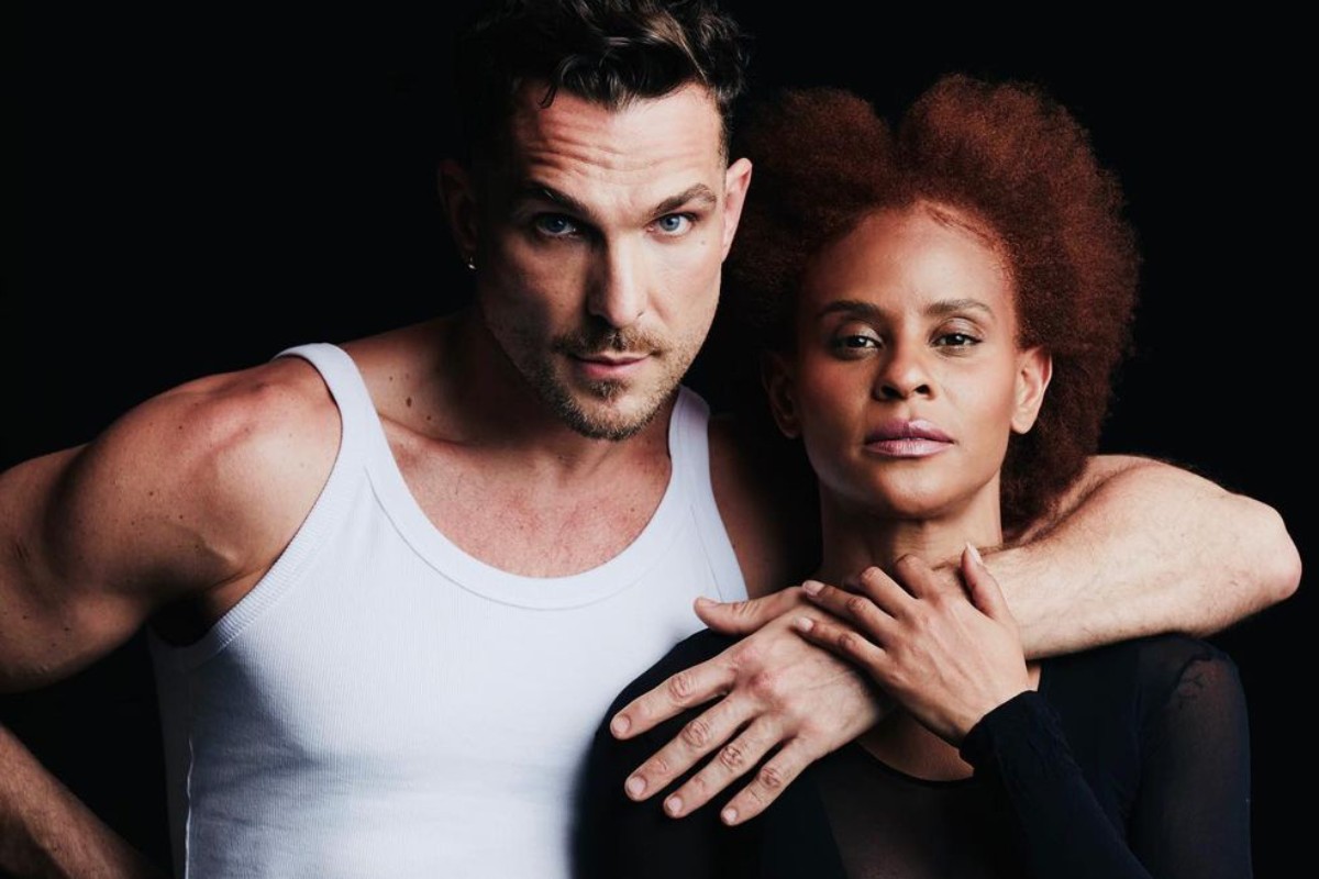 igor rickli posando com aline wirley em fundo preto