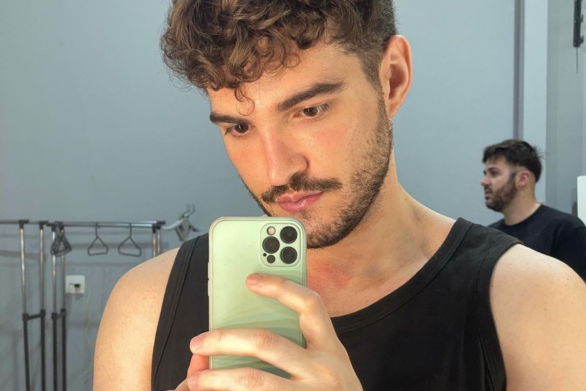 jão tirando selfie em bastidores de evento