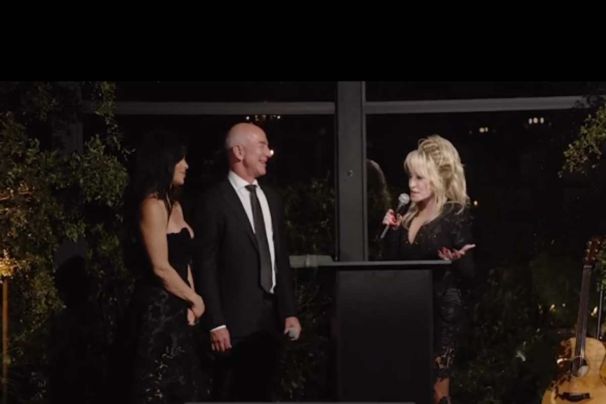 Jeff Bezos e Lauren Sanches com Dolly Parton