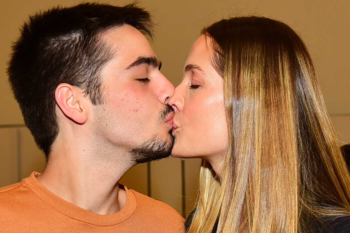 João Guilehrme Silva e Schynaider Moura se beijando na SPFW