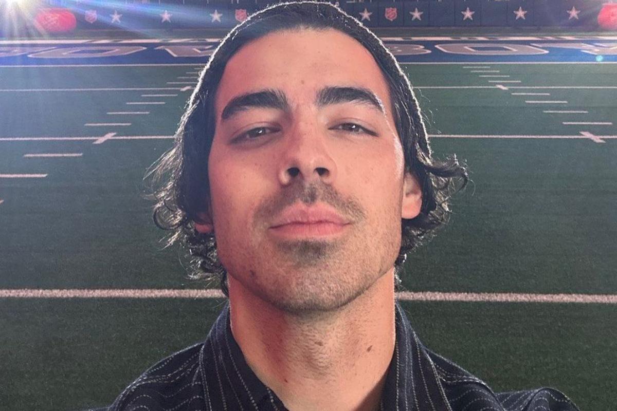 joe jonas posando em campo de futebol americano