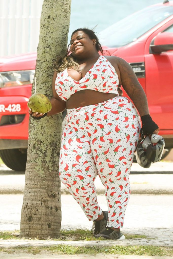 Jojo Todynho com água de coco, após treinar boxe na orla da praia, no Rio de Janeiro