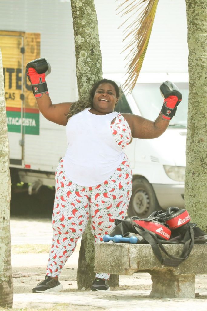 Jojo Todynho descansa, após treinar boxe na orla da praia, no Rio de Janeiro