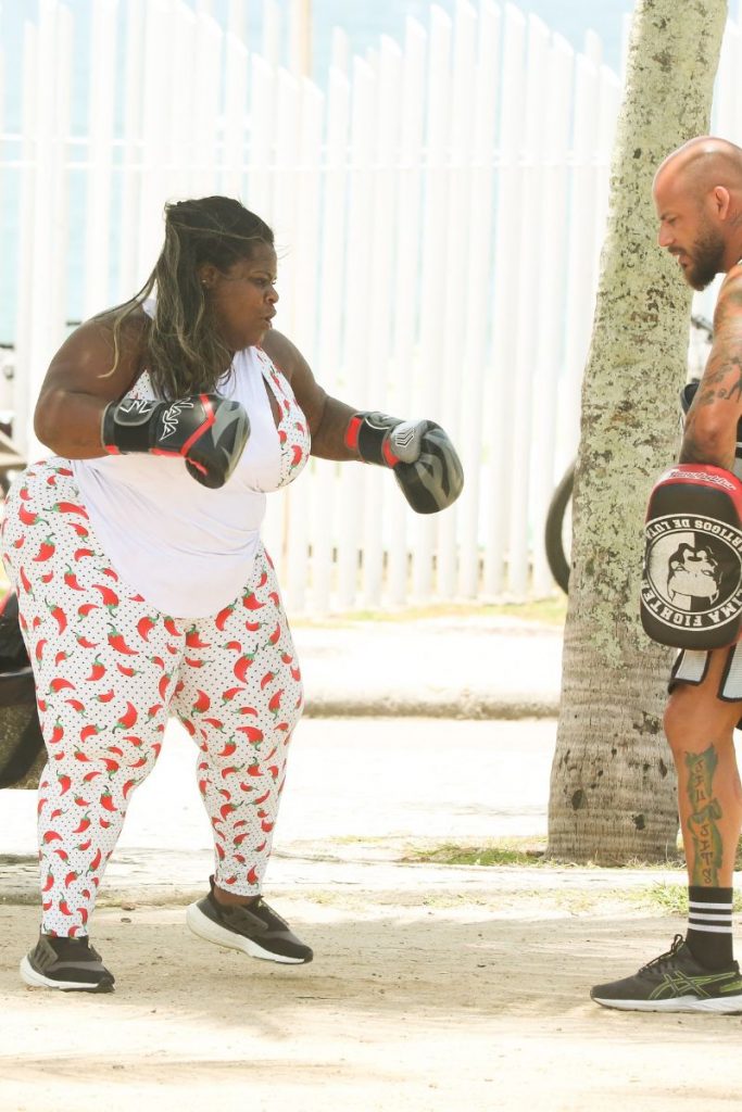 Jojo Todynho treina boxe na orla da praia, no Rio de Janeiro