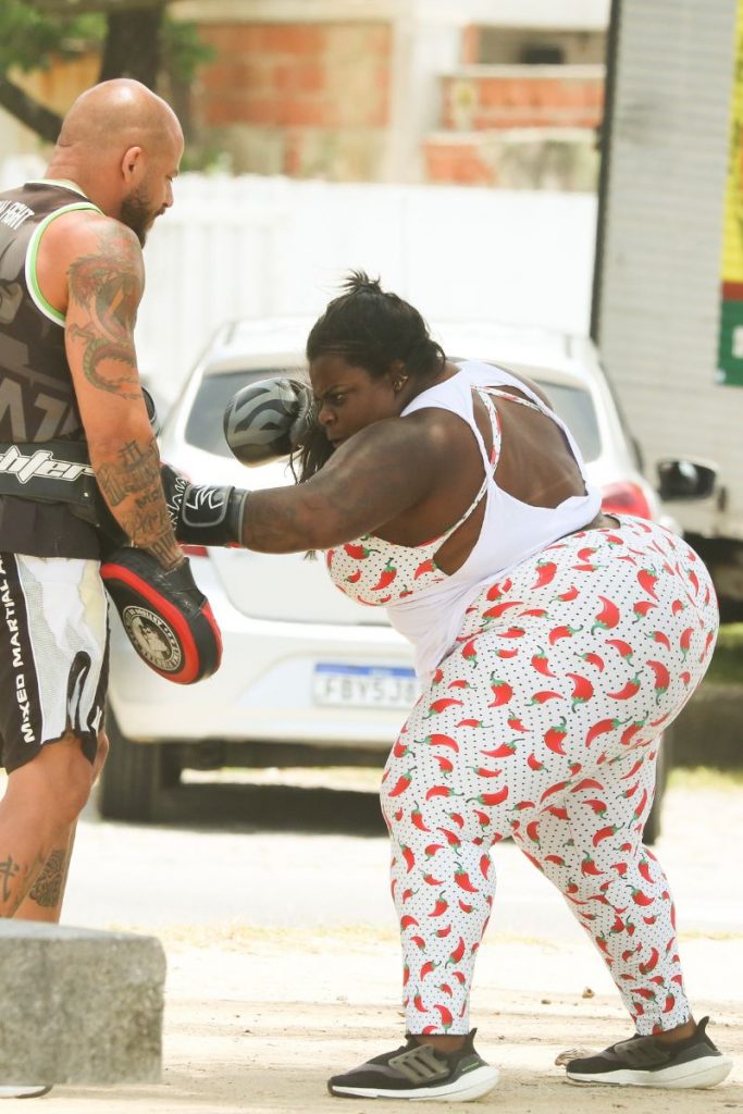 Jojo Todynho treina boxe na orla da praia, no Rio de Janeiro