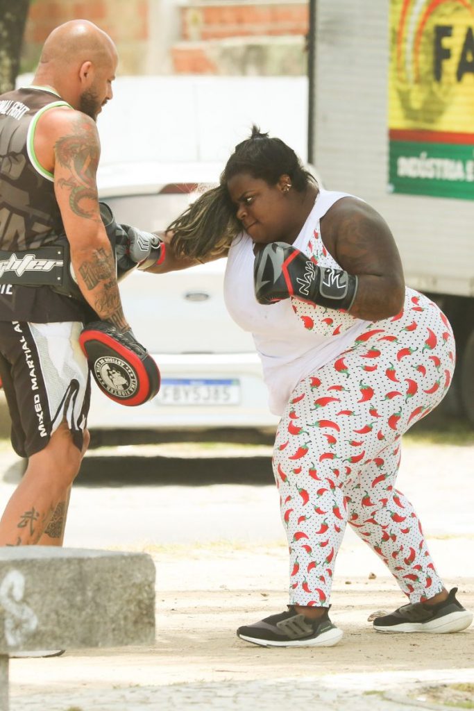 Jojo Todynho treina boxe na orla da praia, no Rio de Janeiro