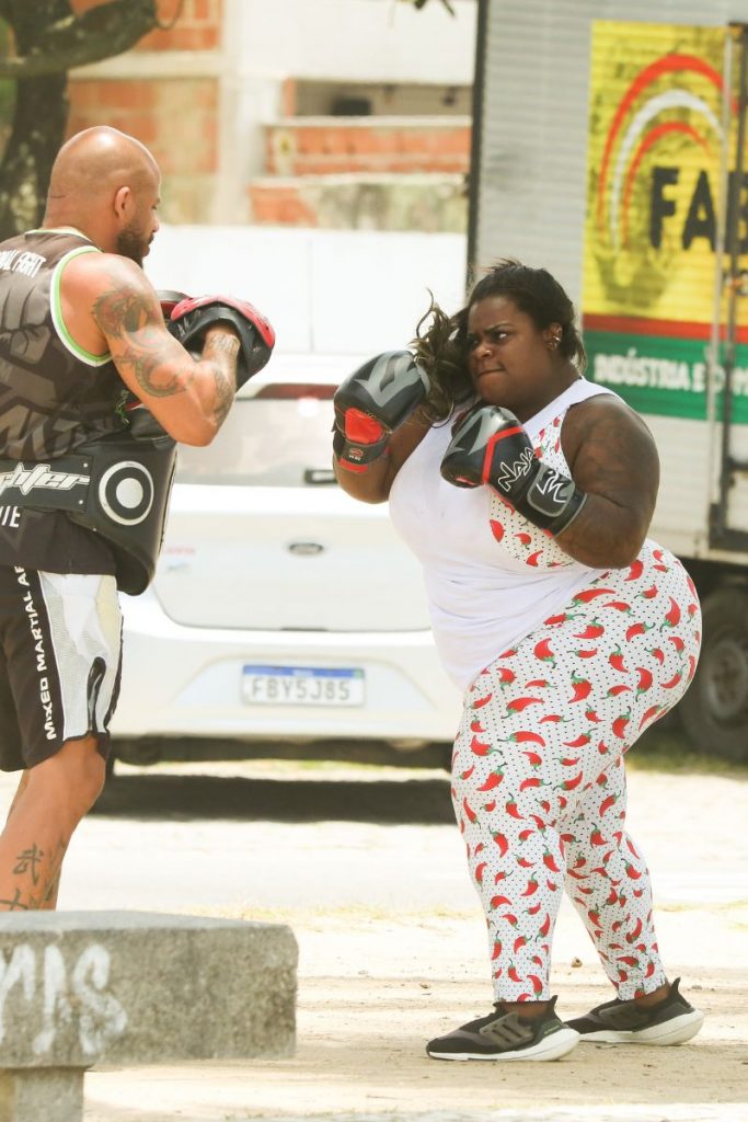 Jojo Todynho treina boxe na orla da praia, no Rio de Janeiro