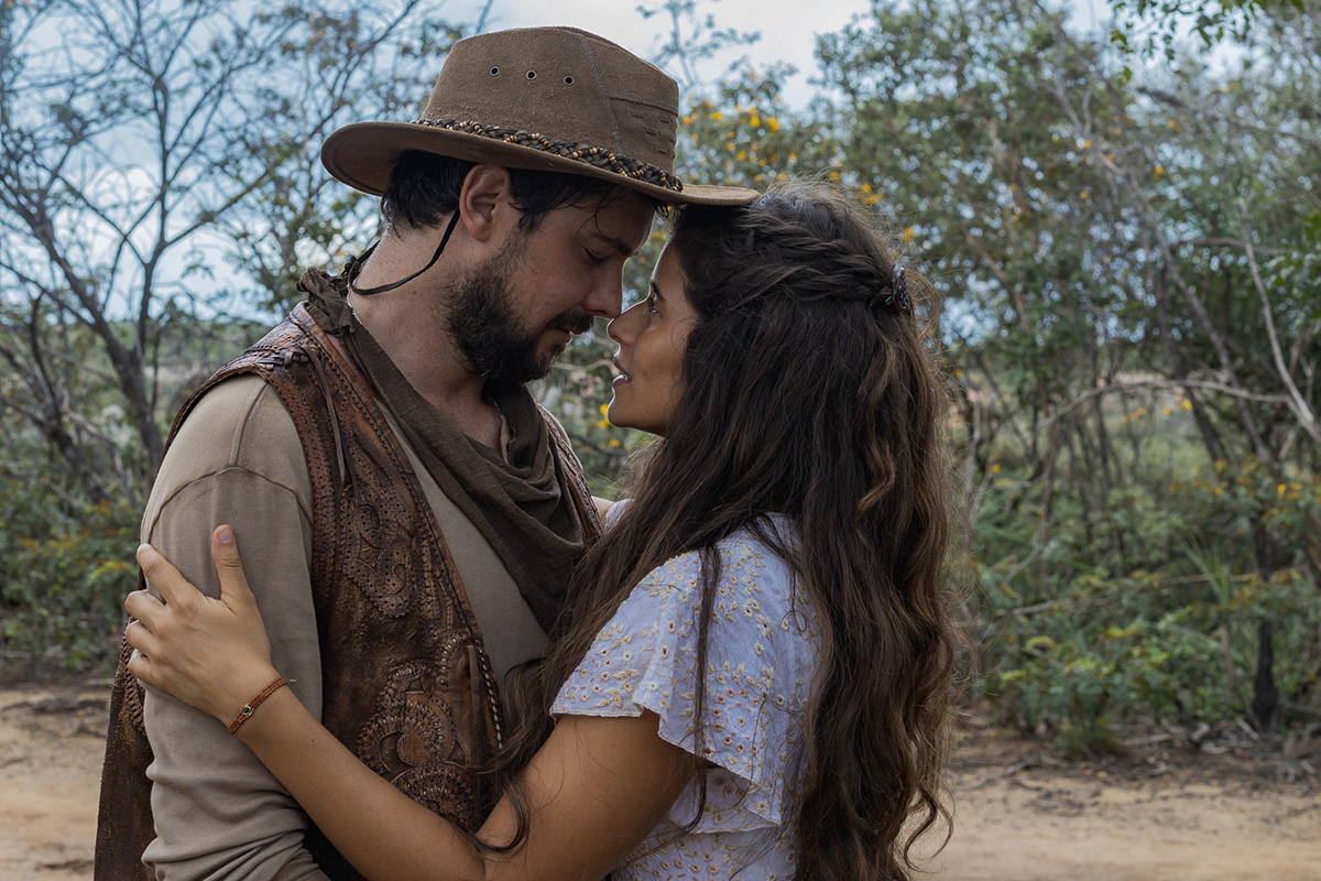 José (Sérgio Guizé) e Candoca (Isadora Cruz) em Mar do Sertão