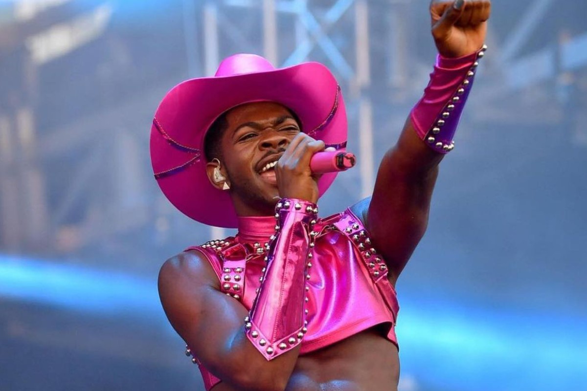 lil nas x cantando em show com look de caubói cor de rosa