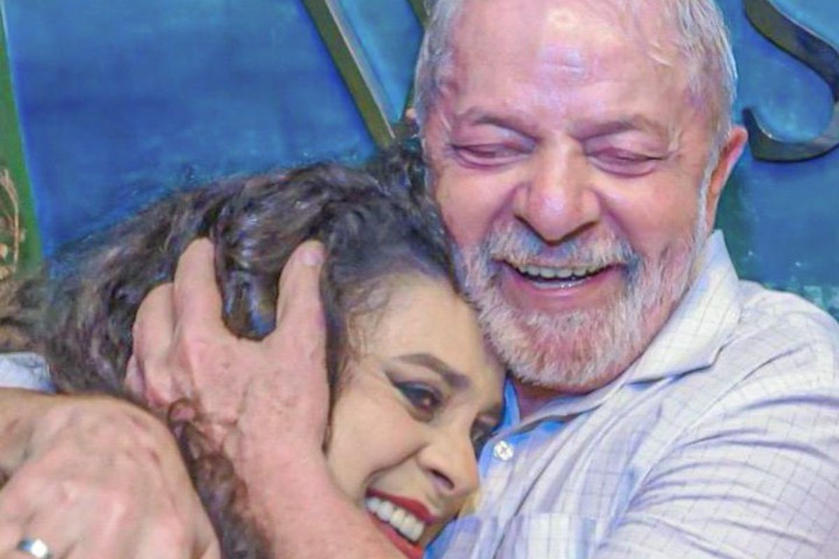 Lula e Gal Costa abraçados
