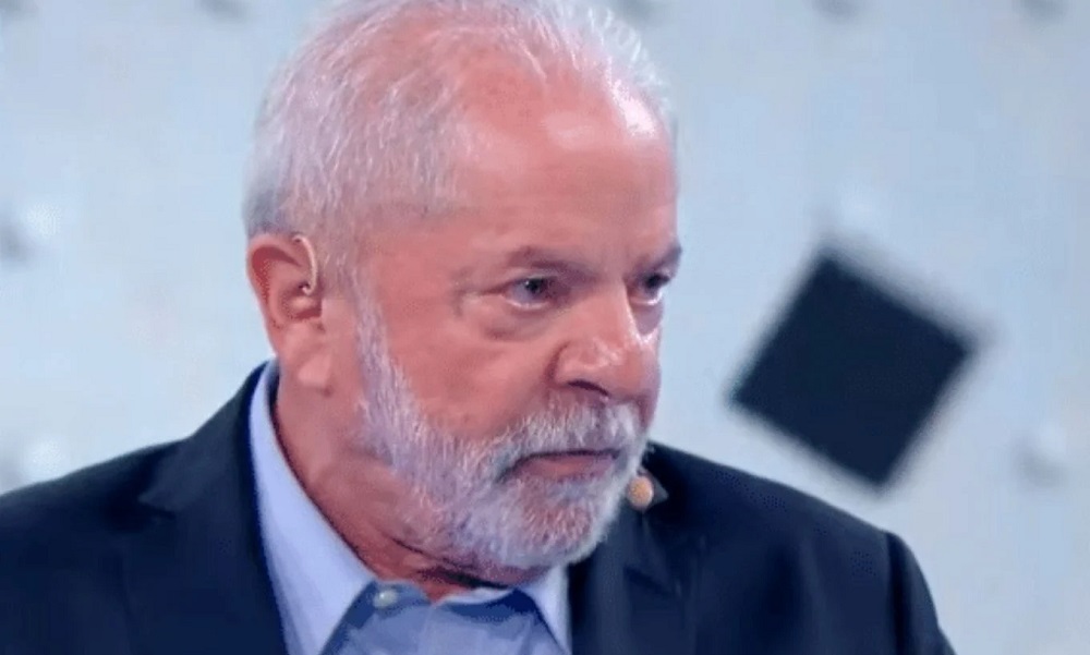 Lula é internado para retirar placa da laringe