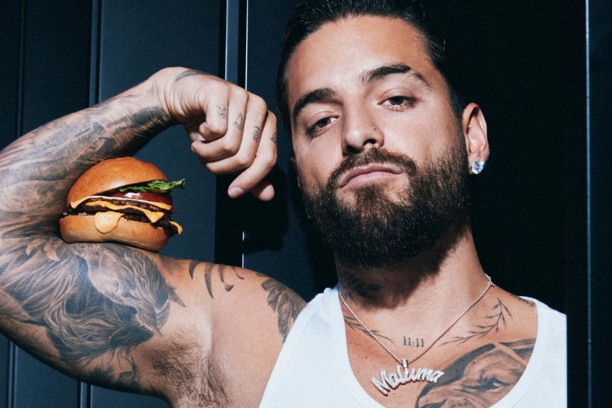 Maluma com um de seus hambúrgueres