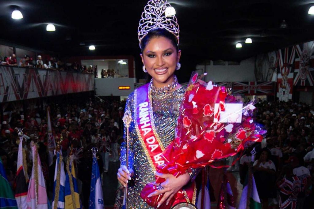 Mileide Mihaile sendo coroada Rainha de Bateria da Independente Tricolor