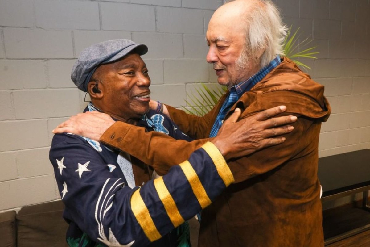 milton nascimento e erasmo carlos se abraçando