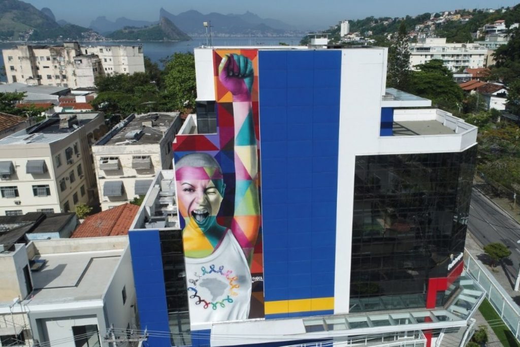 Mural de Eduardo Kobra: mulher mostra batalha contra o câncer no painel "Vitória"