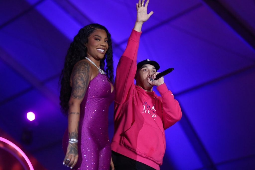 Ludmilla no palco, com DellaCruz