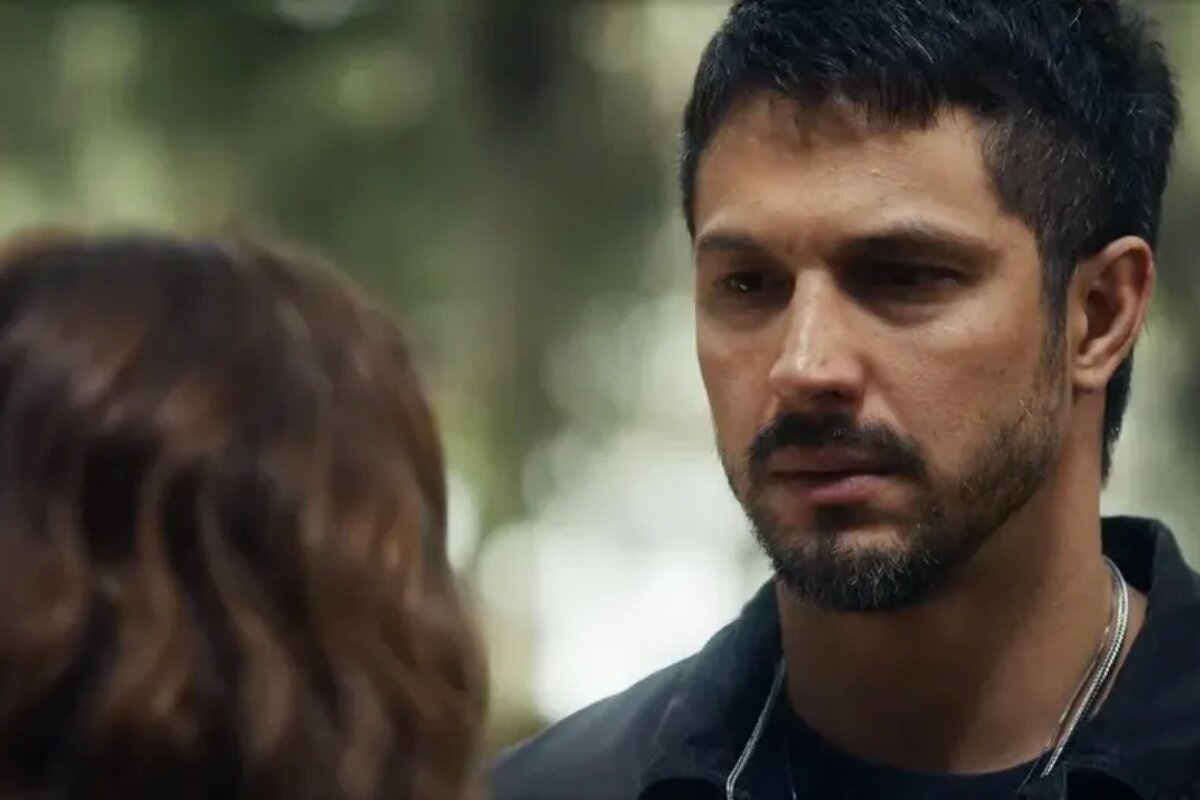 Brisa (Lucy Alves) e Oto (Romulo Estrela) em cena de 'Travessia'