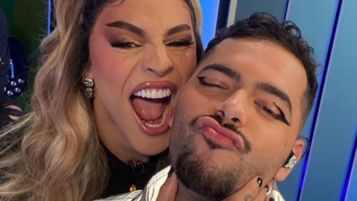 Tá rolando? Pabllo Vittar e Pedro Sampaio são flagrados em clima de romance em praia do RJ