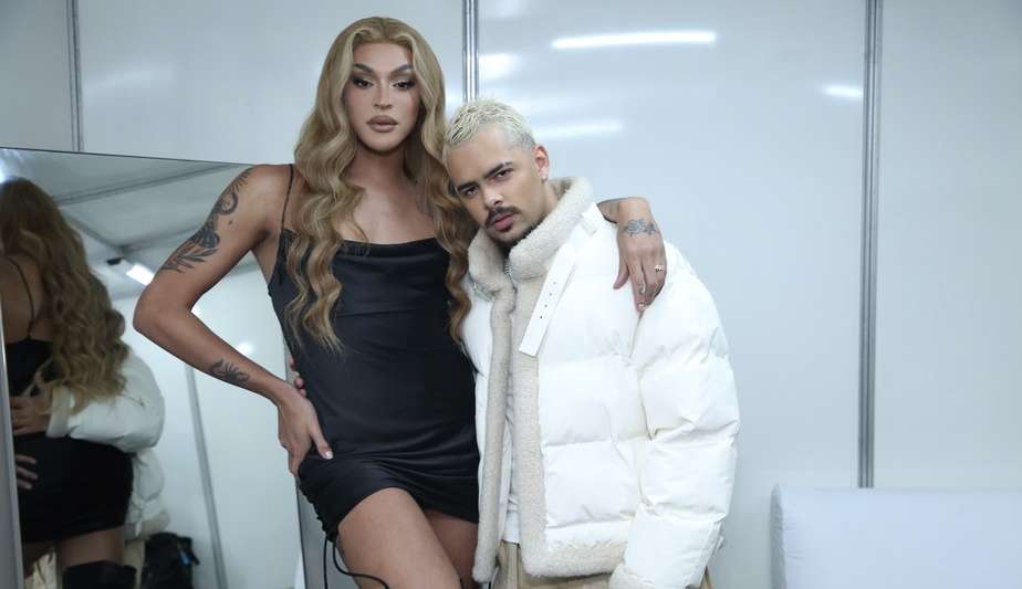 Pedro Sampaio recebe Pabllo Vittar em seu camarim antes de show