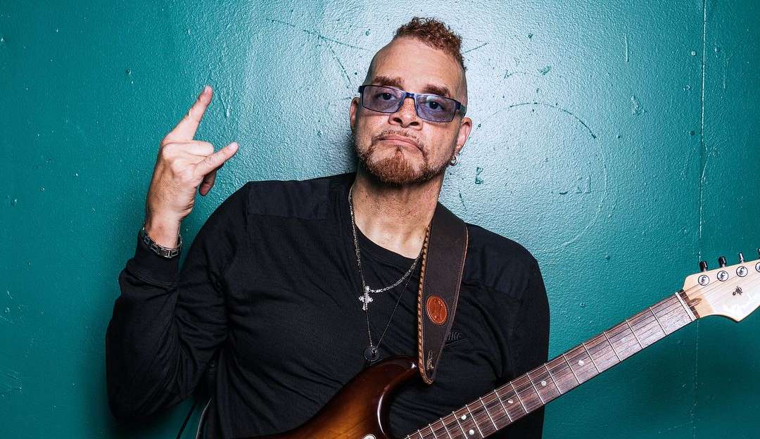 Após AVC, Sinbad recupera mobilidade 'lutando por cada centímetro'