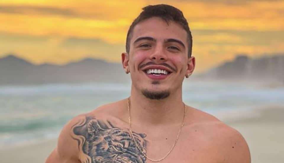 Thomaz Costa volta para site adulto e rebate críticas