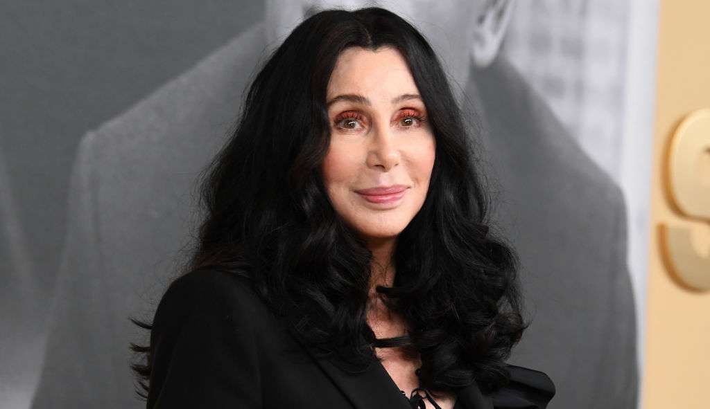 Cher assume namoro com rapper 40 anos mais novo