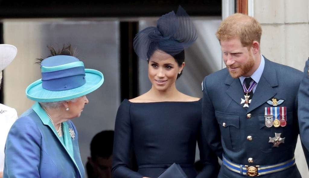 Livro sobre a Rainha Elizabeth II  aponta que a monarca temia que Harry estivesse 'apaixonado demais' por Meghan