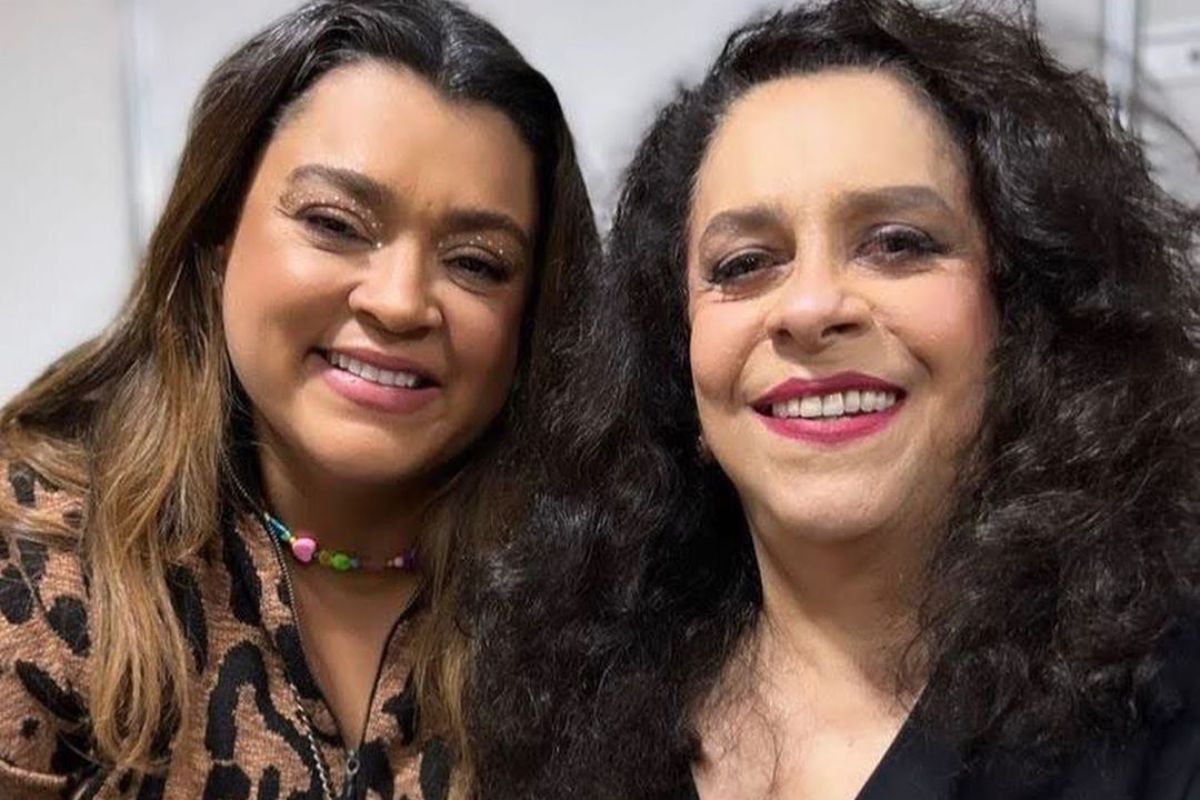 preta gil posando com a madrinha gal costa