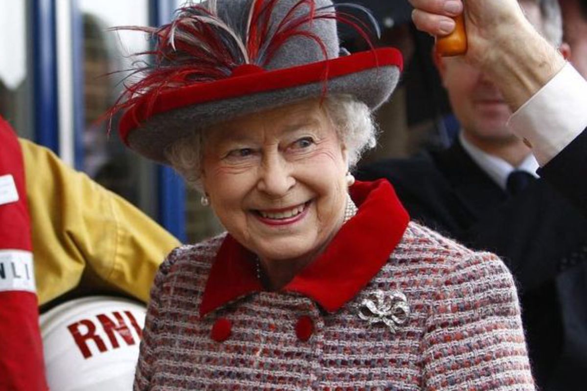 rainha elizabeth ii sorridente em evento público