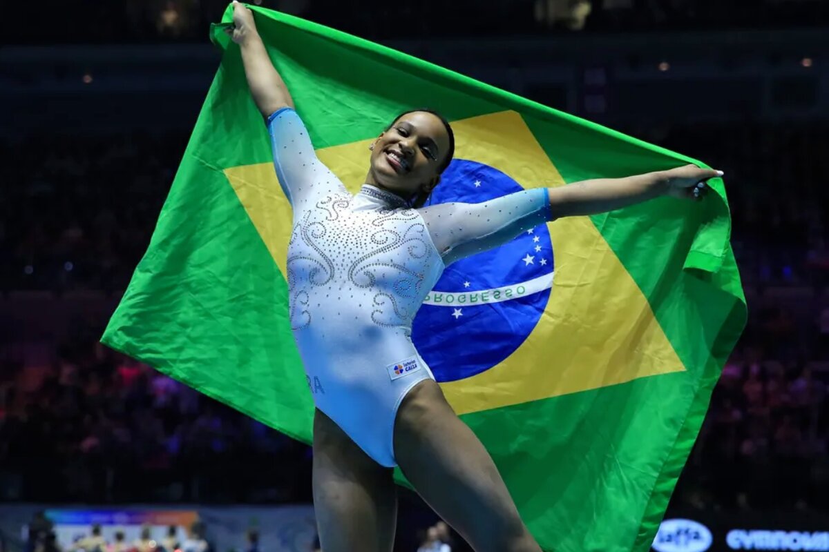 Rebeca Andrade conquista ouro inédito e desabafa ‘Preto é capaz