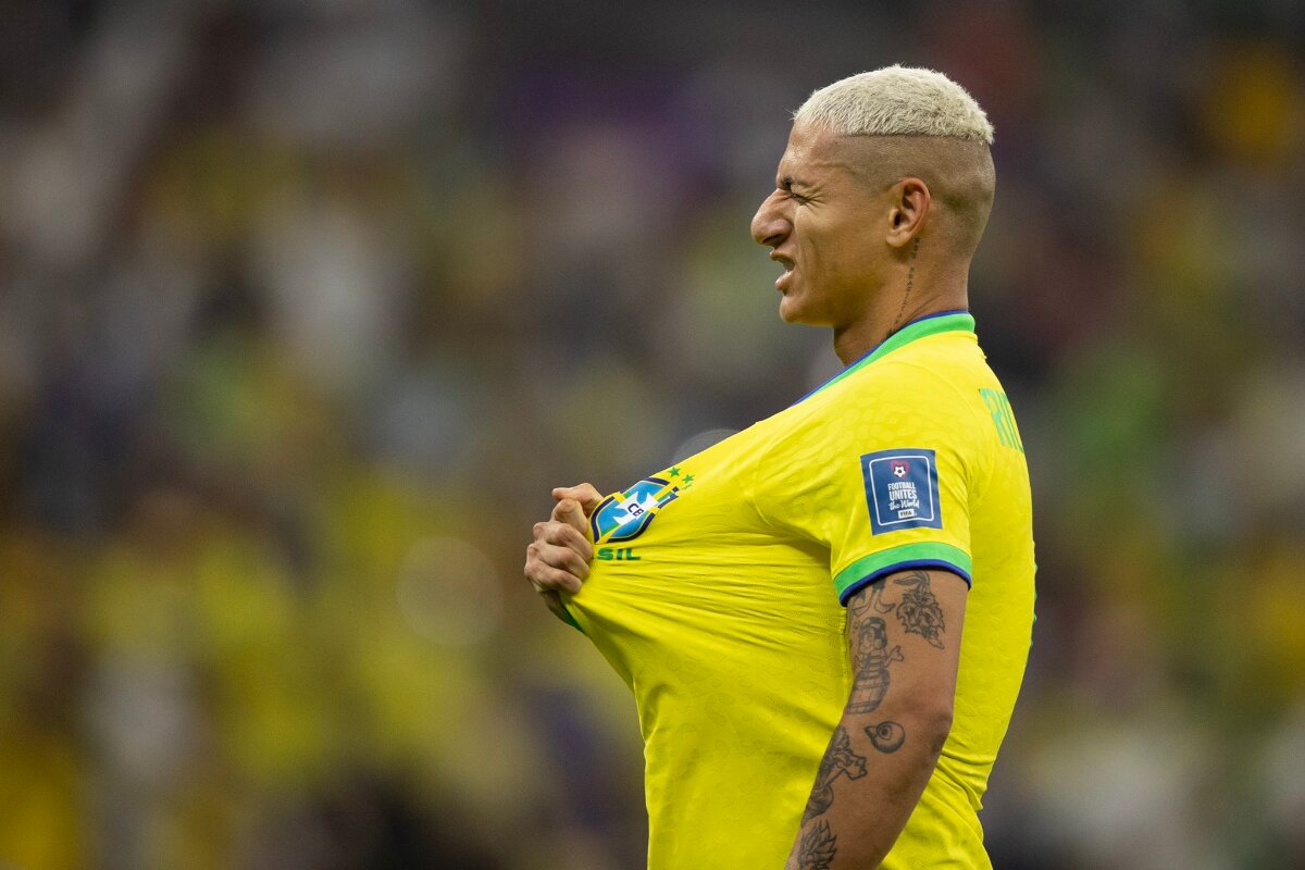 Richarlison estufando a camisa da seleção