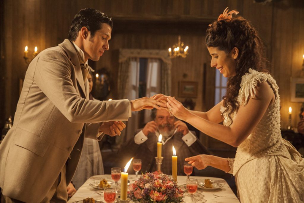 Roberto (Romulo Estrela) e Bianca (Flora Diegues) em Além do Tempo