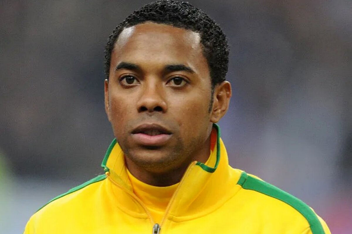 Robinho com casaco da seleção brasileira