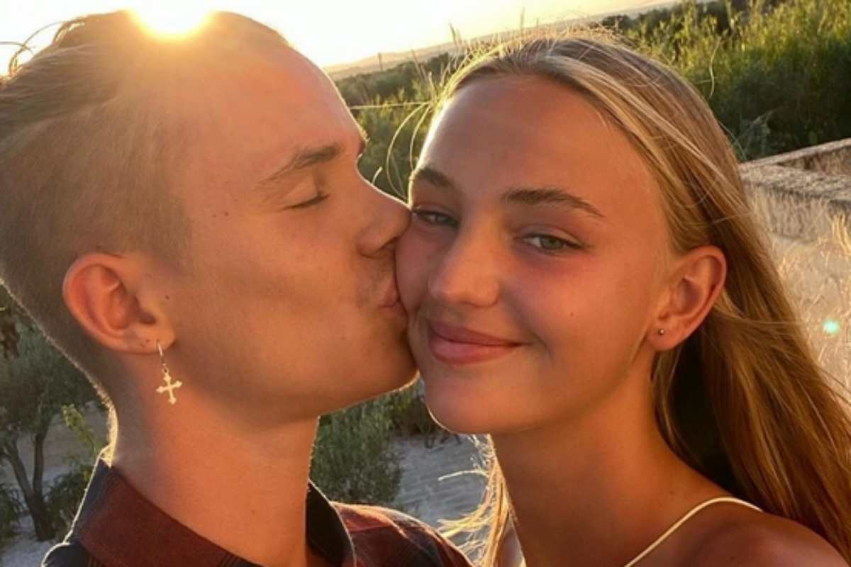 Romeo Beckham e Mia Regan, selfie no pôr do sol