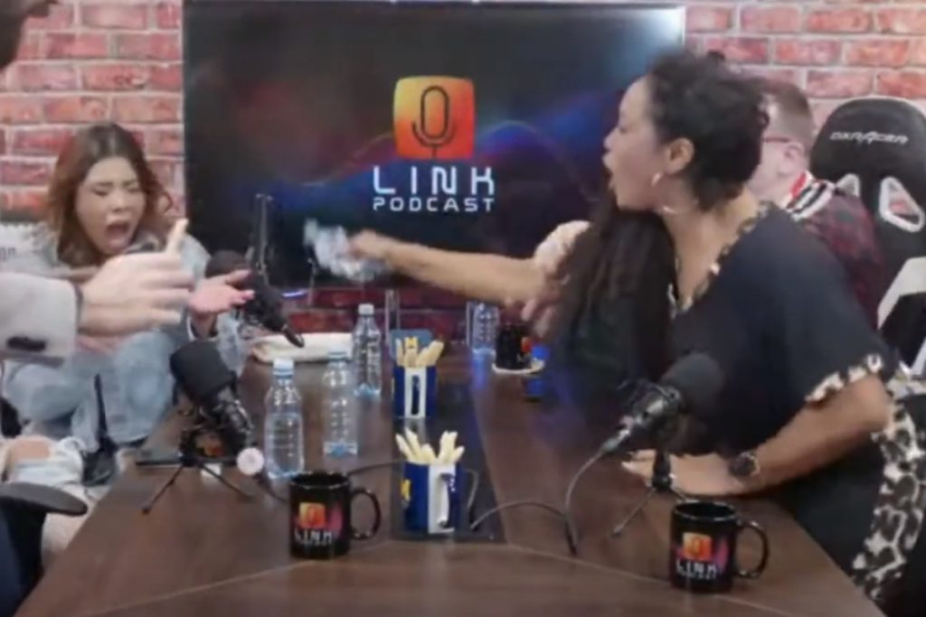 rosiane-pinheiro-jogando-agua-em-ingrid-ohara-link-podcast-1024x683-1 rosiane pinheiro jogando água em ingrid ohara no link podcast